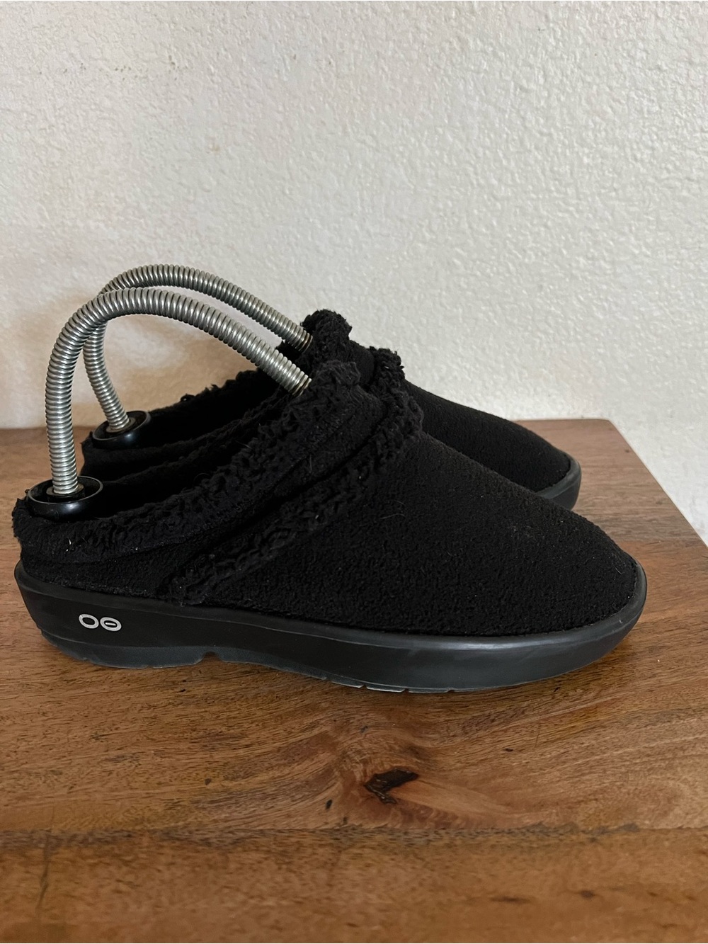 Oofos OOcoozie Mule Womens Slip On Shoes Comfort Black Sherpa Recovery Size 8